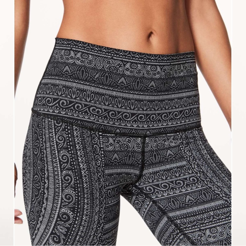 Lululemon Wunder Under Hi-Rise Tight size 8 28"
Entwined Ice Grey Black